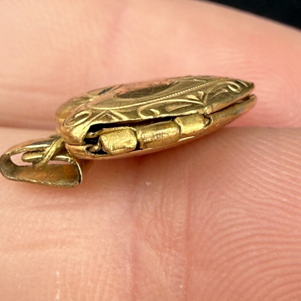 Vintage Gold Filled Locket Hearts Etched Pendant‎ - Picture 3 of 9